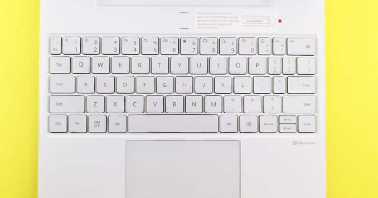 laptop ekraninda beyaz parlak noktalar